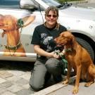 14732684-riki-klade-hund-finny